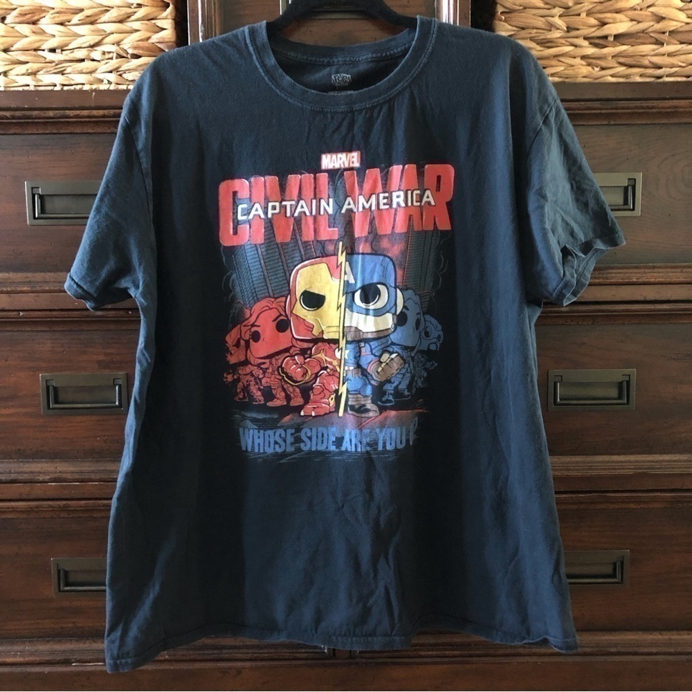 Marvel Funko pop Civil War Captain America black short sleeve graphic tee size L